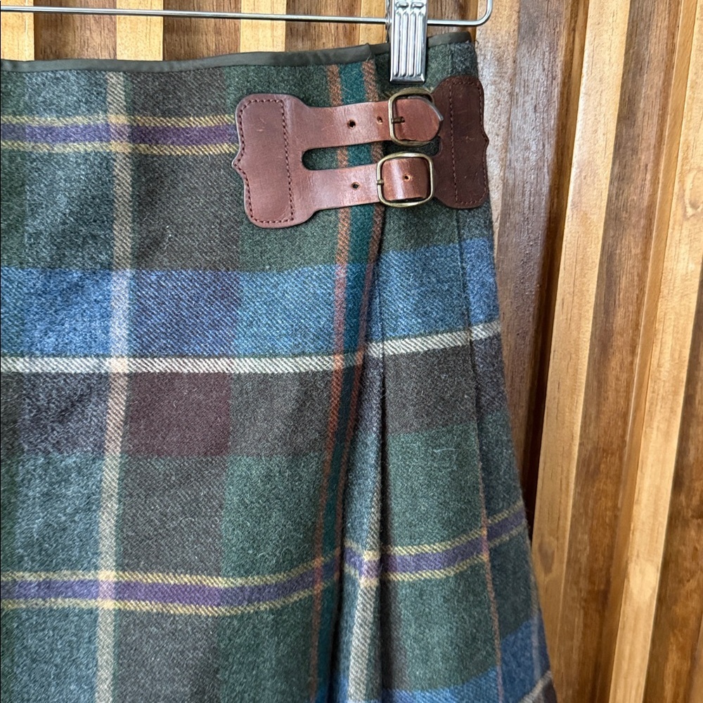 Vintage Ralph Lauren 100% wool pleated plaid wool wrap mini skirt. Size 4-6 - Picture 5 of 9